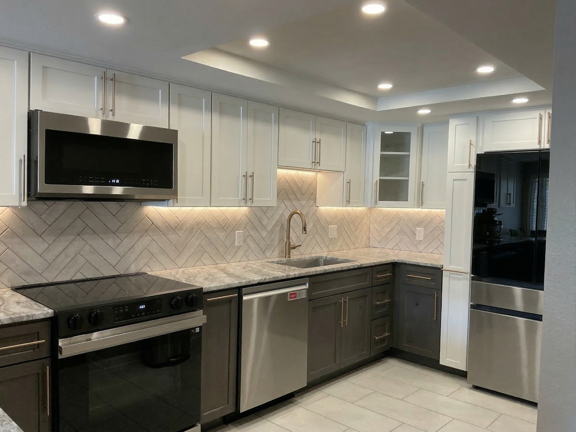 White Walker shaker kitchen with marble herringbone backsplash