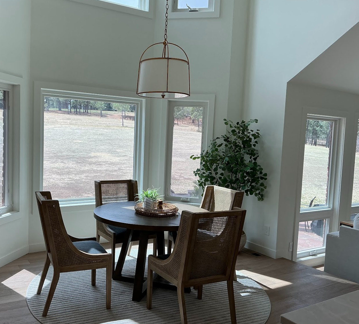 Dining nook with pendant