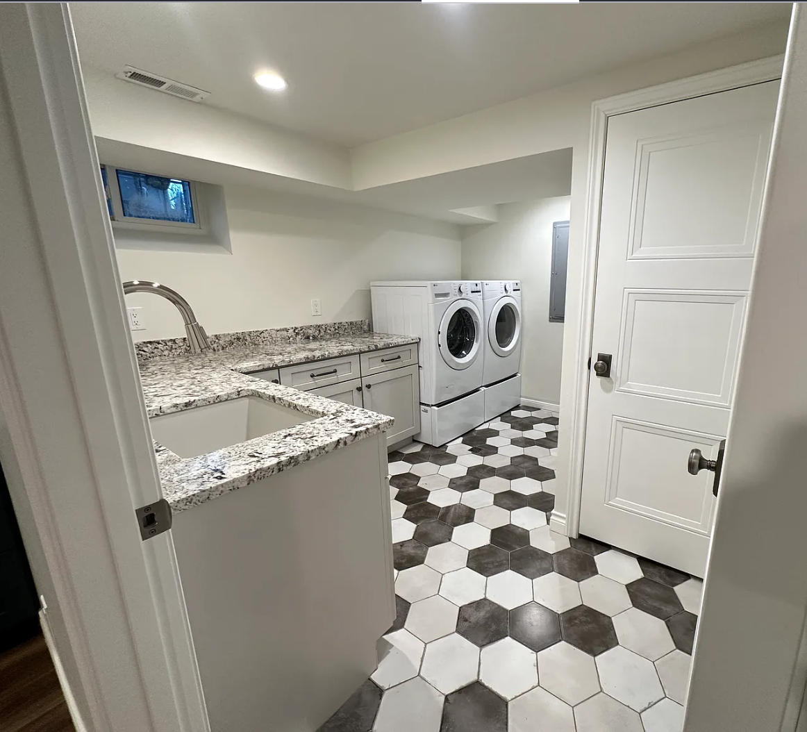 Laundry bath with black and white hex floor